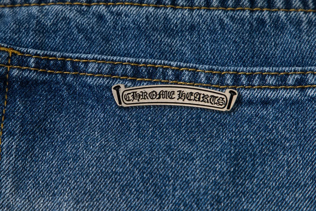 P270 model number Y846 Chrome Hearts Chrome Hearts high-end limited edition jeans exude uninhibited personality and unique charm. Every wear and tear is carefully designed to present a unique artistic feel. Made of imported denim fabric, which has undergone heavy industrial washing and destruction treatment, the trousers show a super cool effect on the upper body, allowing you to dominate the fashion stage.  This is more than just a pair of jeans, it is an expression of attitude. With its unique design concept and ultimate pursuit of details, Croxin breaks traditional boundaries and defines the jeans trend in the new era. The trousers are made of double-layer woven fabric and matched with customized hardware, showing an incomparably beautiful and unique style, making every wearer the focus of fashion. Imported denim fabric, super heavy-duty washed and damaged, the upper body is super cool! Customized hardware, incomparably good-looking models. The production process is difficult. It has a high-street feel. Size: 28-34 (corresponds to s～xl)